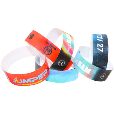 Pulseras de eventos de papel de varios colores con logotipo personalizado blanco rojo azul