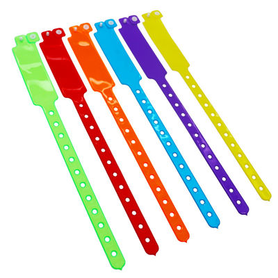 2000 pulseras de PVC de vinilo personalizadas en un cartón