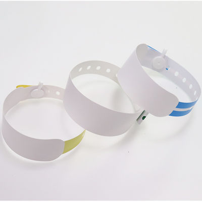 Impresión láser de la pulsera del paciente del hospital en el brazo de identificación segura