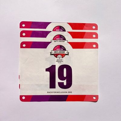Etiquetas personalizadas de número de competencia en forma rectangular y color PANTONE