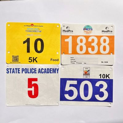 Números de carrera personalizados de 0,5 mm de espesor Números de bib de carrera Tyvek para competición de maratón Triatlones en forma rectangular
