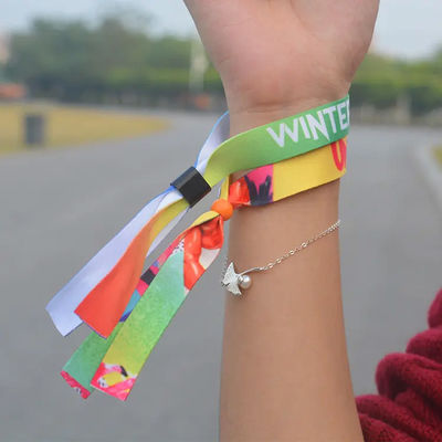 Varios colores Tejido de tejido pulseras Logotipo personalizado colores para el material de poliéster pulsera