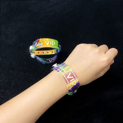 Proveedor de mayor volumen de la pulsera de brillo impermeable con logotipo personalizado evento de regalo promocional brillo pulsera de PVC láser transparente