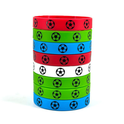 Brazaletes de silicona en relieve Juegos de fútbol personalizados Bandejas de muñeca de regalo en varios colores