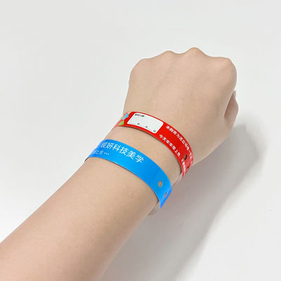 Objetos de regalo de promoción personalizados Logotipo de pulseras de PVC de vinilo de forma L Una capa de PVC impermeable de papel de colores Pulseras de pulsera