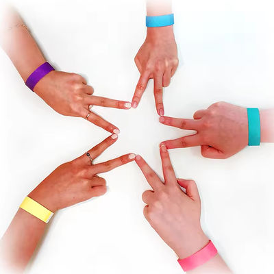 Las pulseras personalizadas del evento Tyvek Número de código de barras Impermeable Identificación del evento Fiesta de admisión Brazalete de papel