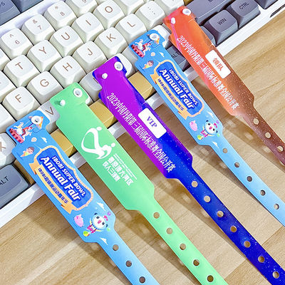 Artículo promocional con logotipo personalizado Brazaletes de vinilo de una capa PVC impermeable Brazalete de papel de colores Brazaletes con código de barras