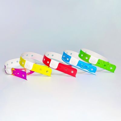 Promoción personalizada Pulseras de PVC de vinilo resistentes al agua con forma de L Una capa de PVC resistente al agua Pulseras de papel coloridas