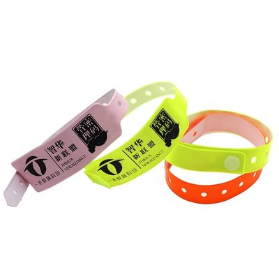 Pulsera desechable personalizada de color fluorescente de neón plástico vinilo PVC impermeable para eventos de fiesta pulsera con pestañas
