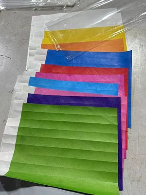 Evento Brazaletes Tyvek personalizados Código de barras Numerado Inmune a la agua Identificación de la fiesta de la piscina Entrada de admisión Muñecas de papel