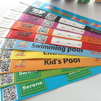 Fabrica Logotipo personalizado Numeración secuencial Tyvek Pulseras Piscina Impermeable Impresión a todo color Tyvek Brazalete Pulsera