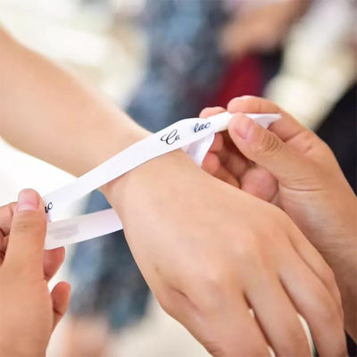 Pulseras de tela tejida desechables Brazalete Logotipo personalizado Ajustable OEM Aceptado de un lado o doble lado Impreso