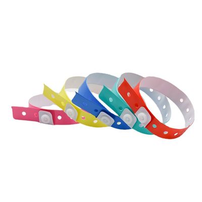 Logotipo personalizado Brazaletes de PVC de vinilo Durables y duraderos para eventos y marca Personalizables