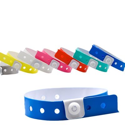 Pulsera de PVC de vinilo a prueba de agua desechable en forma de L para promoción en Hotel Water Park Resort