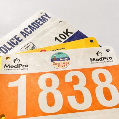Método de impresión de pantalla de número de bib digital de maratón personalizado hecho con material Tyvek