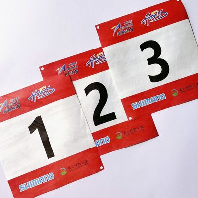 Logotipo a todo color personalizado Inodoro Tyvek Bib Numbers Entrenamiento Bib Numbers Carrera Bib Numbers Para Maratón Free Pins