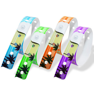 2025 Pulseras de identificación desechables Vinyl PVC Brazalete en forma de L personalizado para eventos publicitarios