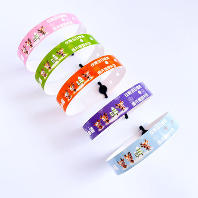 Impermeable Personalizado Logotipo de color completo Brazalete de plástico para eventos Servicio personalizado