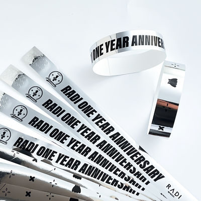 Las pulseras Glitter Party añaden un poco de glamour a su evento con bandas holográficas personalizadas