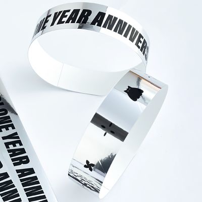 Pulseras de fiesta de plástico a la moda con soporte para logotipo a color y servicio personalizado con texto holográfico brillante para añadir a tu evento