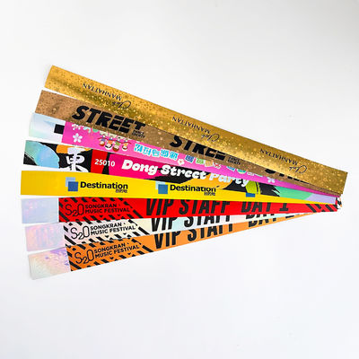 Pulseras de fiesta holográficas brillantes y coloridas con logotipo personalizado en material plástico