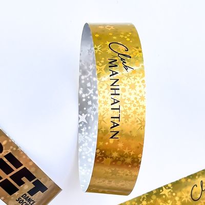 Pulsera desechable de plástico con patrón de estrella de oro Holográfica con texto de logotipo Impreso para fiesta / ocasión de eventos