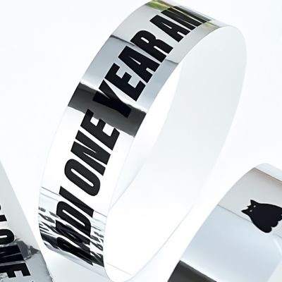 Pulsera de papel suave desechable holográfica plateada de moda, estilo brillante, entrada para eventos con logotipo impreso