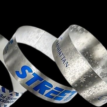 Agregue un poco de brillo a su evento con pulseras de fiesta Glitter personalizables y duraderas